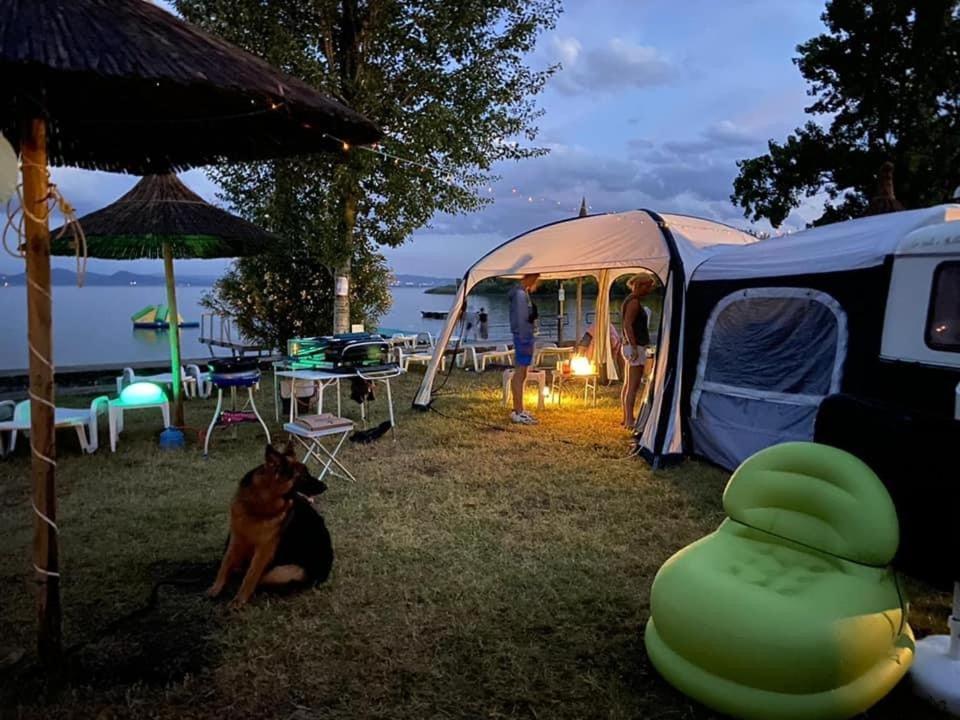 Camping Village Punta Navaccia ตัวโร ซุล ตราซิเมโน ภายนอก รูปภาพ